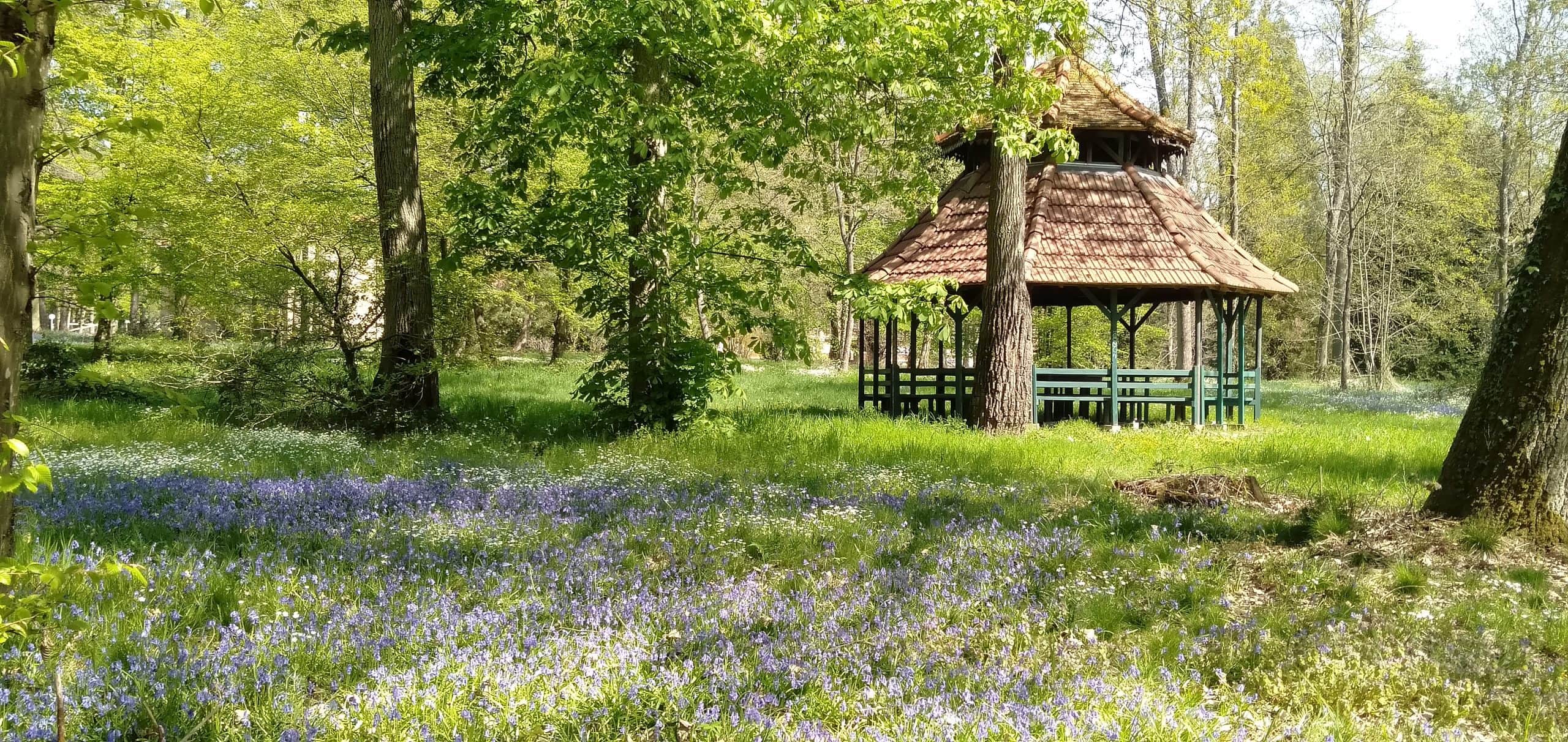 kiosque dans le parc du CHB